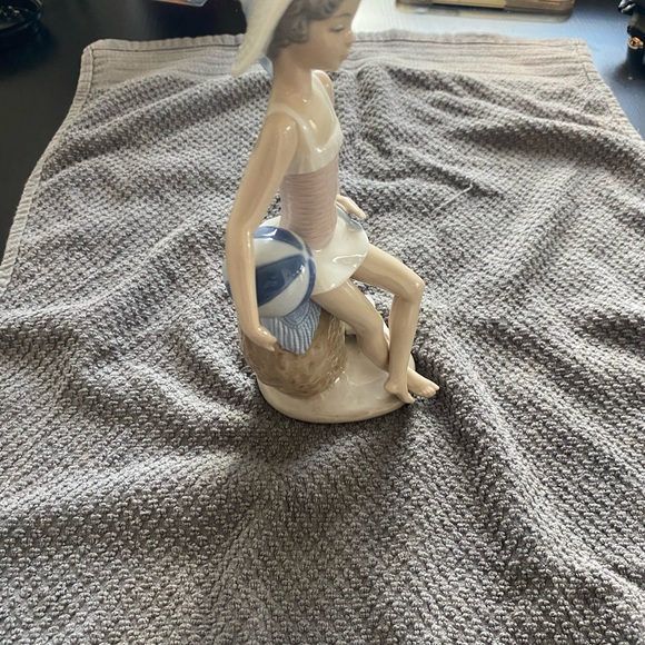 Lladro Girl w Beach Ball - Picture 5 of 5